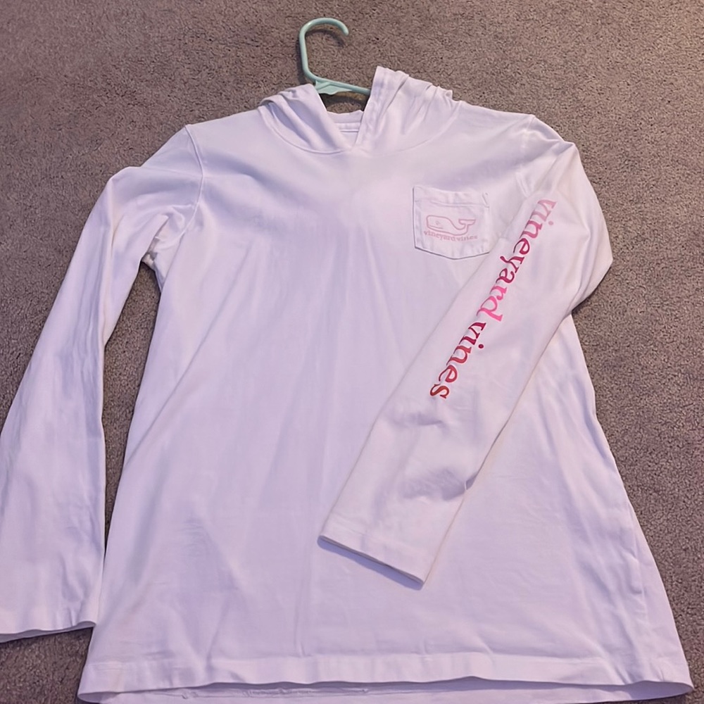 white vineyard vines hooded long sleeve shirt